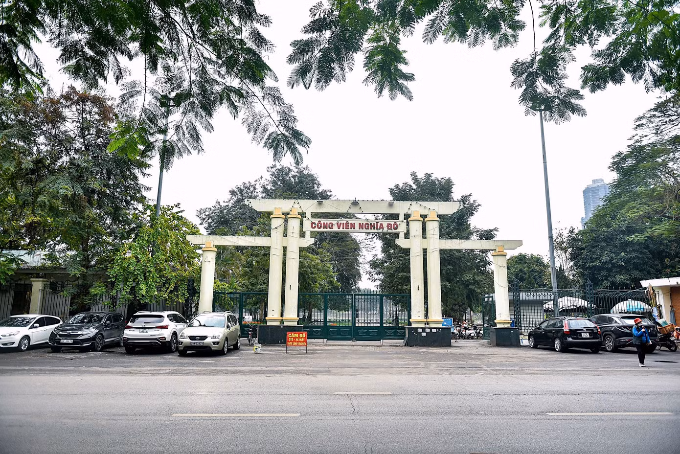 Có diện tích 42.000m2 nằm trên đường Nguyễn Văn Huyên và Tô Hiệu (quận Cầu Giấy), công viên Nghĩa Đô là một trong những công viên lớn nhất Hà Nội. Với vị trí đắc địa nằm ngay giữa trung tâm thành phố cùng khuôn viên xanh mát thì nơi đây được ví như “hòn ngọc xanh” của Thủ đô.