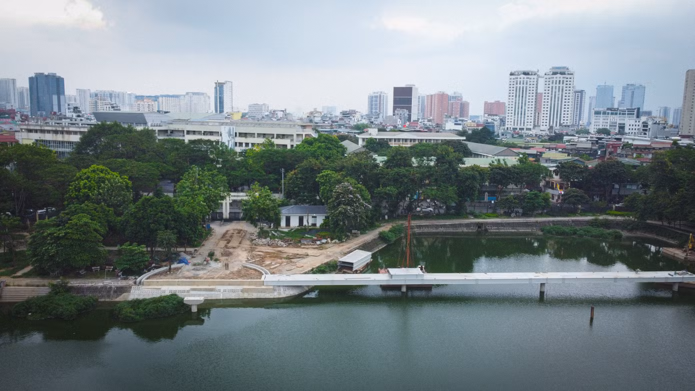 Cầu đi bộ qua hồ trong công viên Nghĩa Đô đang dần thành hình. Đây sẽ là một trong những điểm nhấn của dự án.