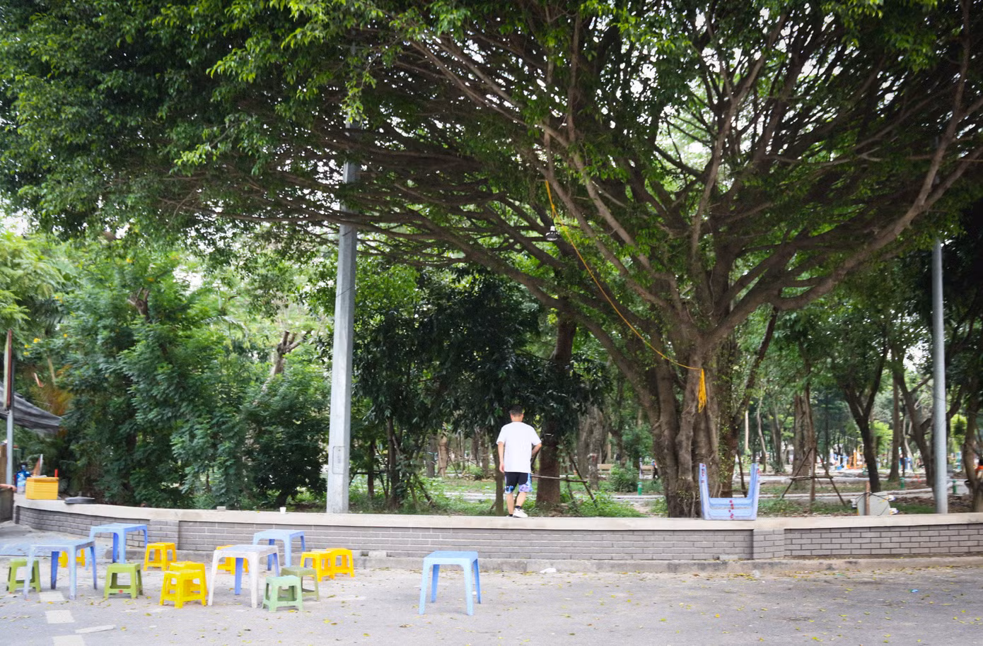 Tháo dỡ hàng rào công viên đã tạo điều kiện cho người dân tiếp cận không gian xanh, sạch để vui chơi, sinh hoạt, tập thể dục một cách dễ dàng và thoải mái hơn. Tuy nhiên, nhiều người dân “bất đắc dĩ” phải trèo rào ra vào do 4 cổng chính đang được rào tôn phục vụ hoạt động xây dựng.