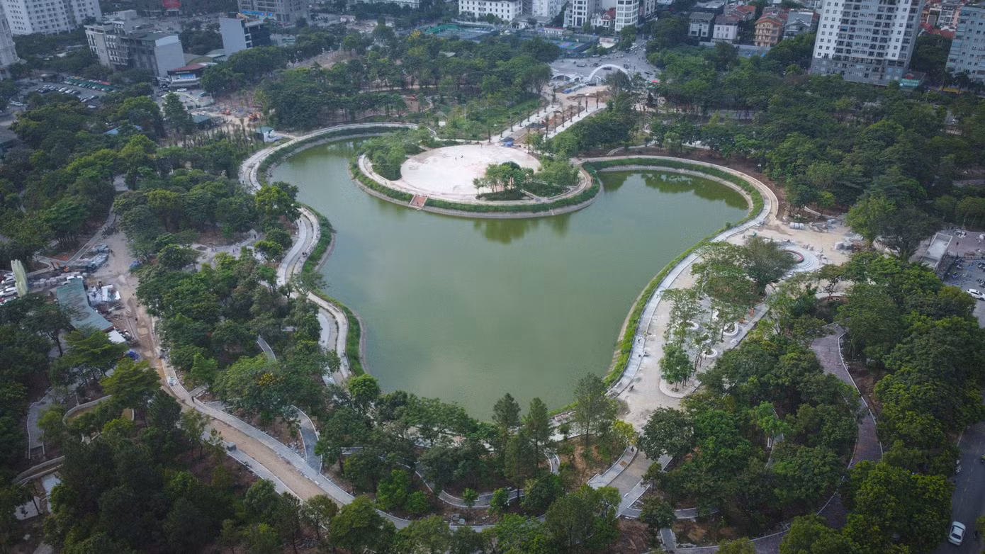 Theo Ban Quản lý Dự án đầu tư xây dựng quận Cầu Giấy, hai dự án cải tạo công viên Cầu Giấy và công viên Nghĩa Đô đang được chủ đầu tư cùng các đơn vị nhà thầu phấn đấu hoàn thiện trước tháng 10/2025 nhân dịp kỷ niệm ngày Giải phóng Thủ đô (10/10/1954 - 10/10/2025).