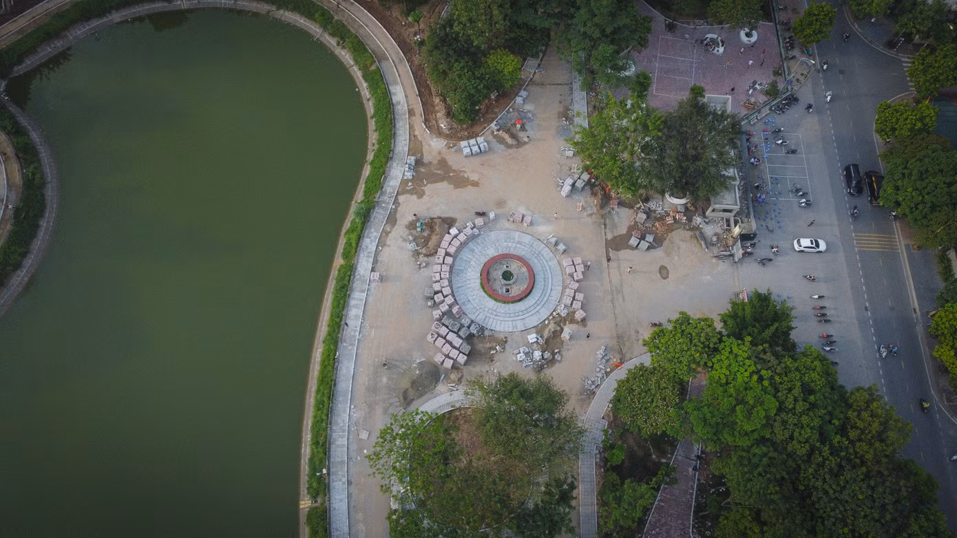 Hệ thống lòng đường, vỉa hè đi bộ trong công viên được sửa sang, lát mới toàn bộ.