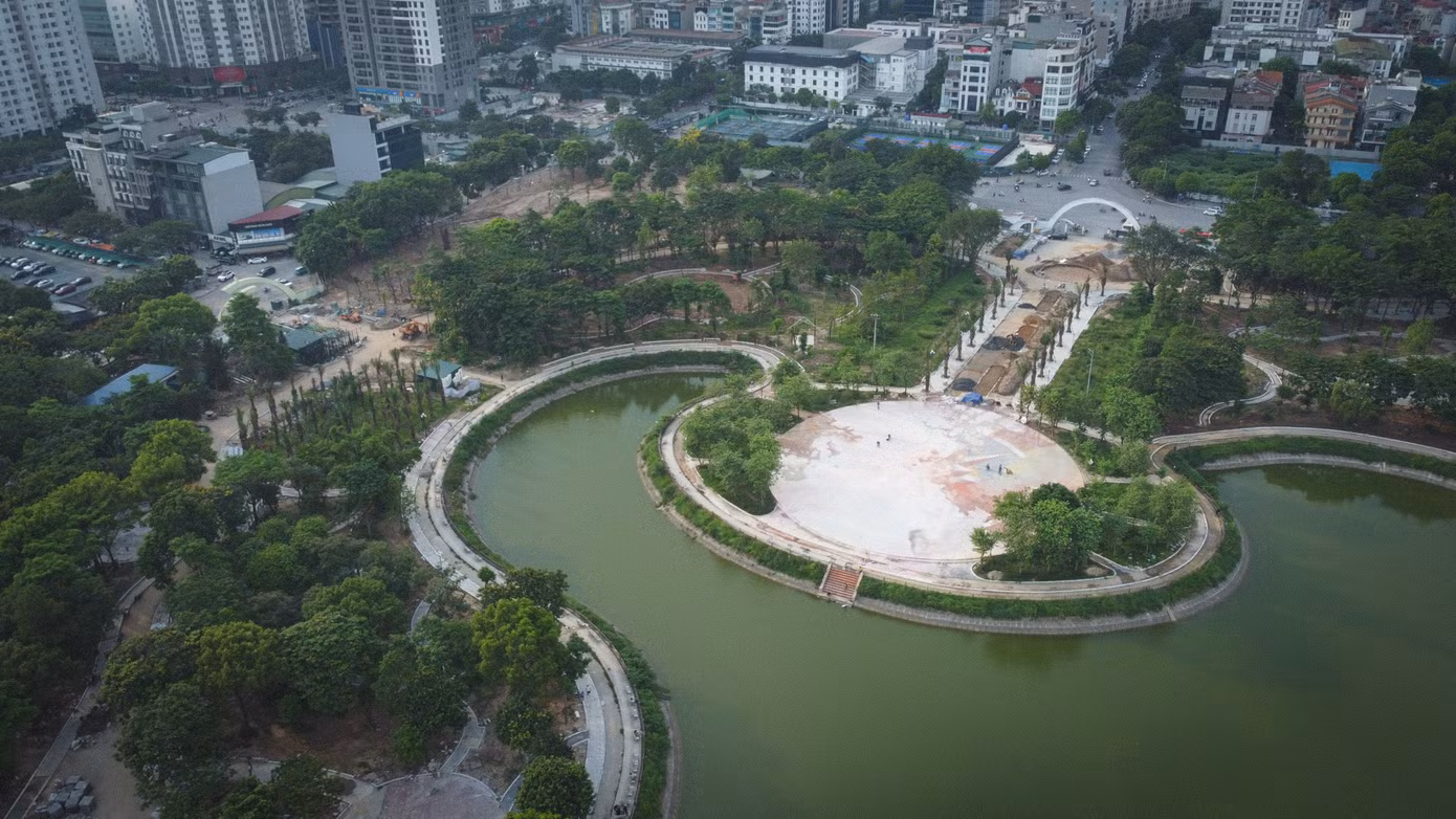 Trong đó, điểm nhấn là khu Quảng trường trung tâm được cải tạo bằng bê tông đá mài, dày 25mm, 100% bề mặt có lớp sơn tăng cứng, chống rêu mốc. Dự kiến, khu vực này sẽ cơ bản hoàn thành trong tháng 6/2025.