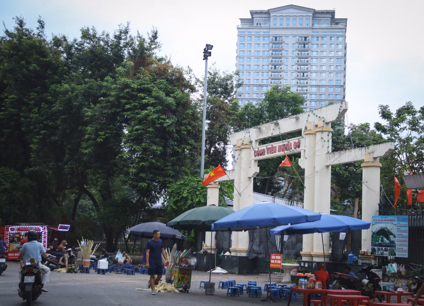 Giống với công viên Cầu Giấy, công viên Nghĩa Đô (quận Cầu Giấy) cũng đang trong quá trình cải tạo, nâng cấp sau một thời gian dài xuống cấp trầm trọng.