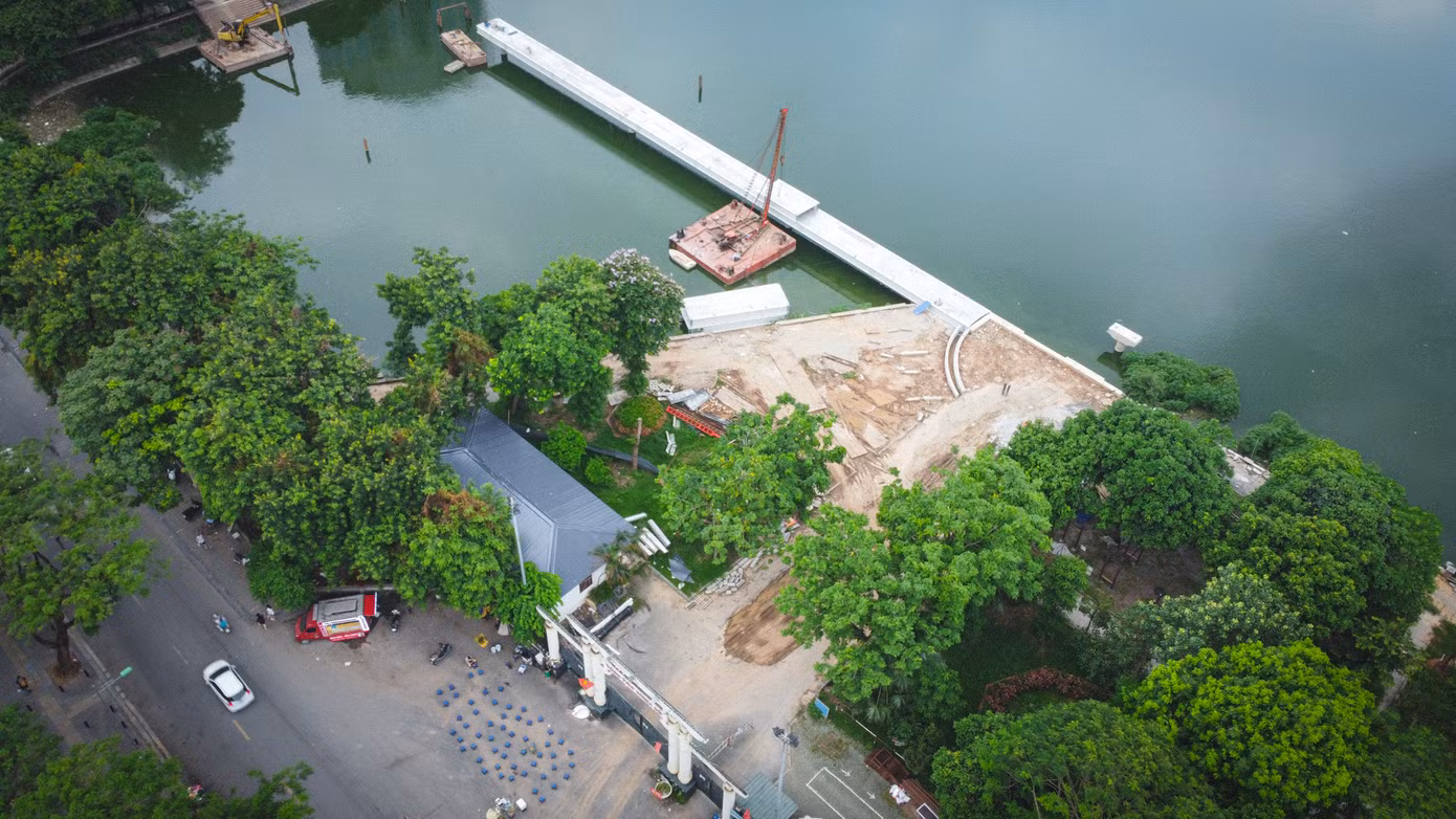 Sau hơn 2 tháng cải tạo, công viên đang được thay thế khu vực bờ kè đã bị sụt lún, kết hợp lắp đặt hệ thống đèn chiếu sáng năng lượng mặt trời ven hồ.