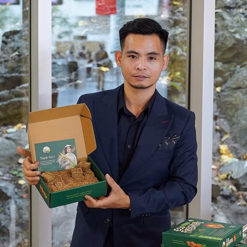 Những sợi rơm đã được Nguyễn Xuân Tài sử dụng để tạo ra sản phẩm mới hữu ích, thân thiện với môi trường, xuất khẩu sang Mỹ, Canada.