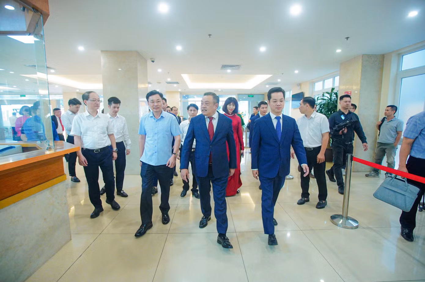 Chủ tịch UBND Thành phố Trần Sỹ Thanh kiểm tra công tác tiếp nhận giải quyết thủ tục hành chính tại phường Hoàn Kiếm chiều 30/6.