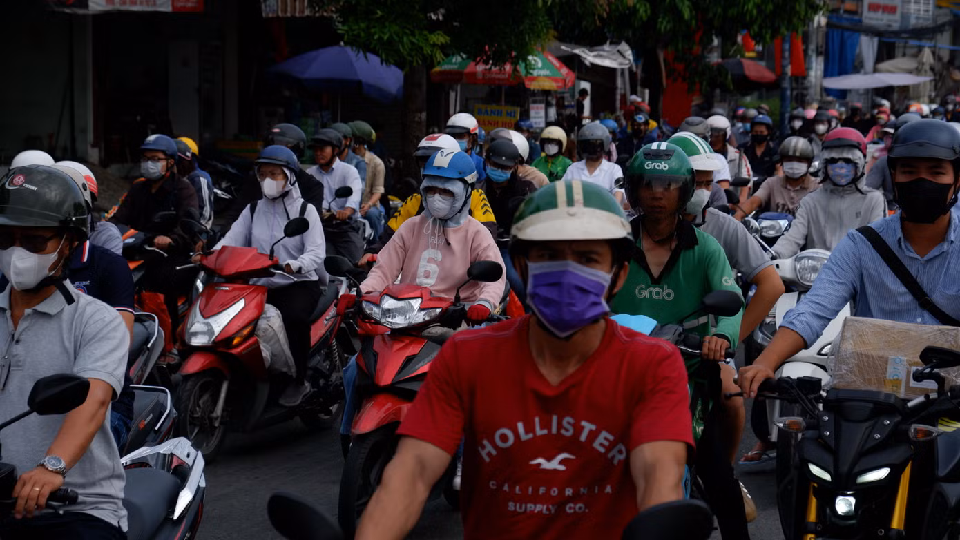 Đường Trường Chinh (quận Tân Bình) kẹt cứng người và phương tiện.