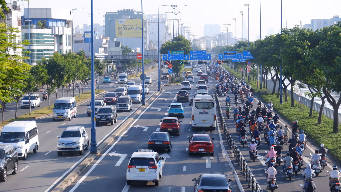 Sáng 13/1, nhiều tuyến đường vào trung tâm TPHCM đông đúc người và phương tiện. Ảnh ghi nhận tại đường Võ Văn Kiệt (quận 6).