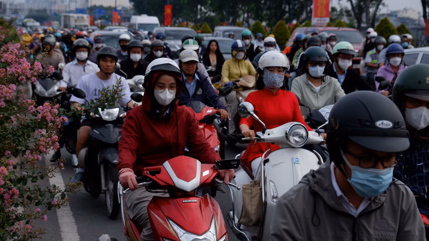 Một số tuyến đường ở quận Tân Phú, quận Tân Bình cũng xảy ra tình trạng tương tự, các phương tiện di chuyển rất khó khăn.
