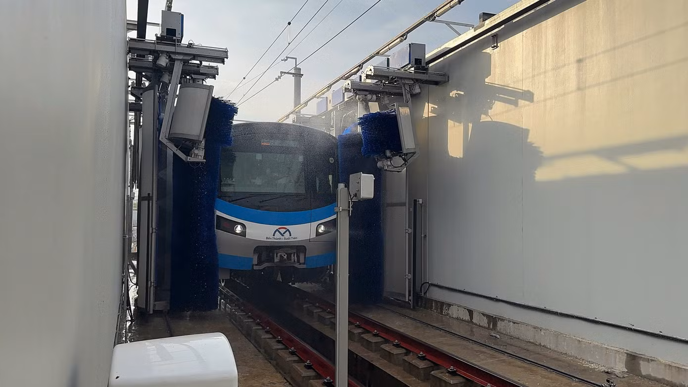 Trạm rửa tàu gồm: buồng rửa và phòng máy. Trong đó, buồng rửa bao gồm chổi quét, vòm phun, mô-đun rửa buồng lái, đầu và đuôi tàu. Ảnh: HURC1