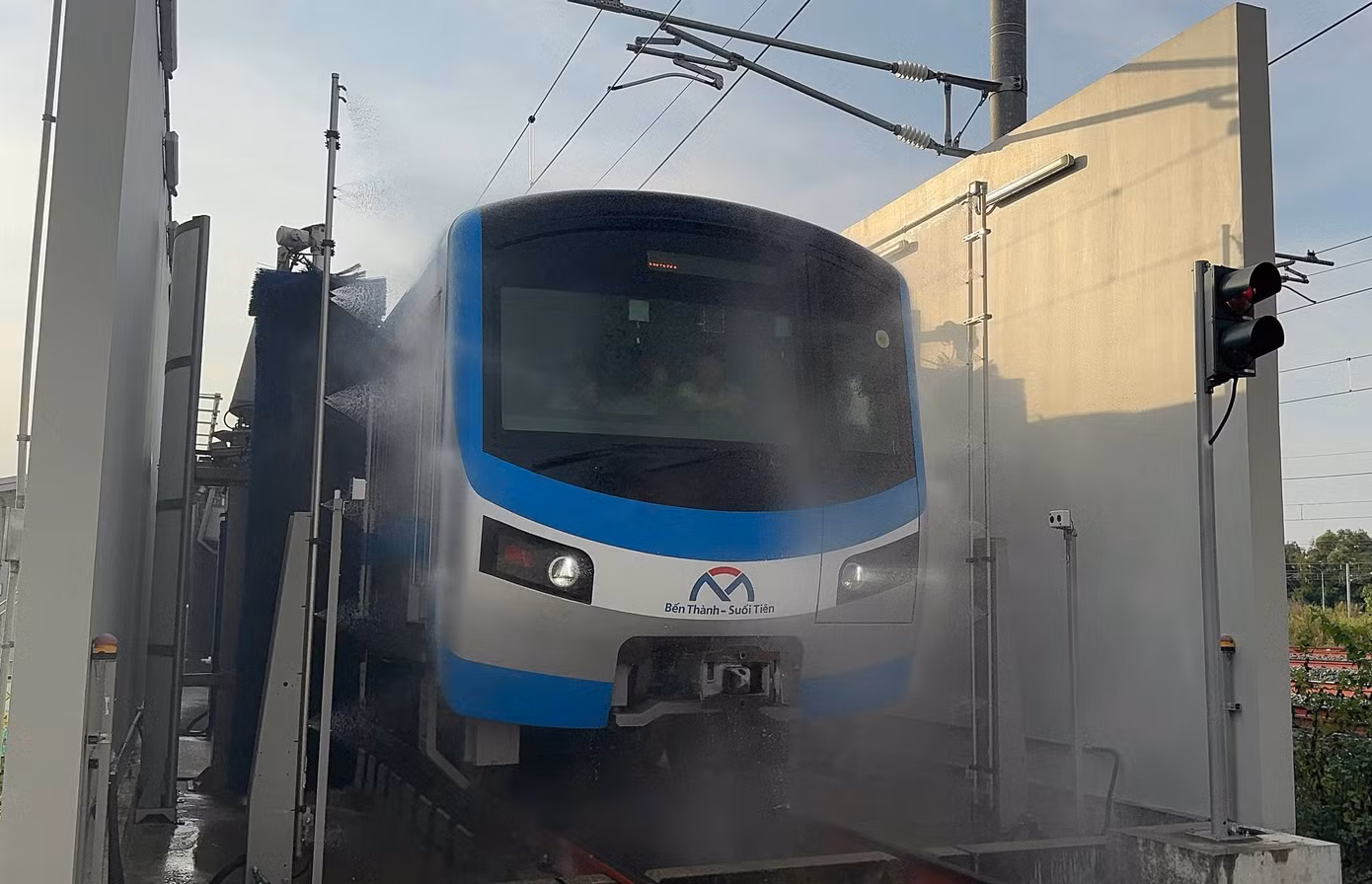 Trạm rửa tàu gồm: buồng rửa và phòng máy. Trong đó, buồng rửa bao gồm chổi quét, vòm phun, mô-đun rửa buồng lái, đầu và đuôi tàu. Ảnh: HURC1