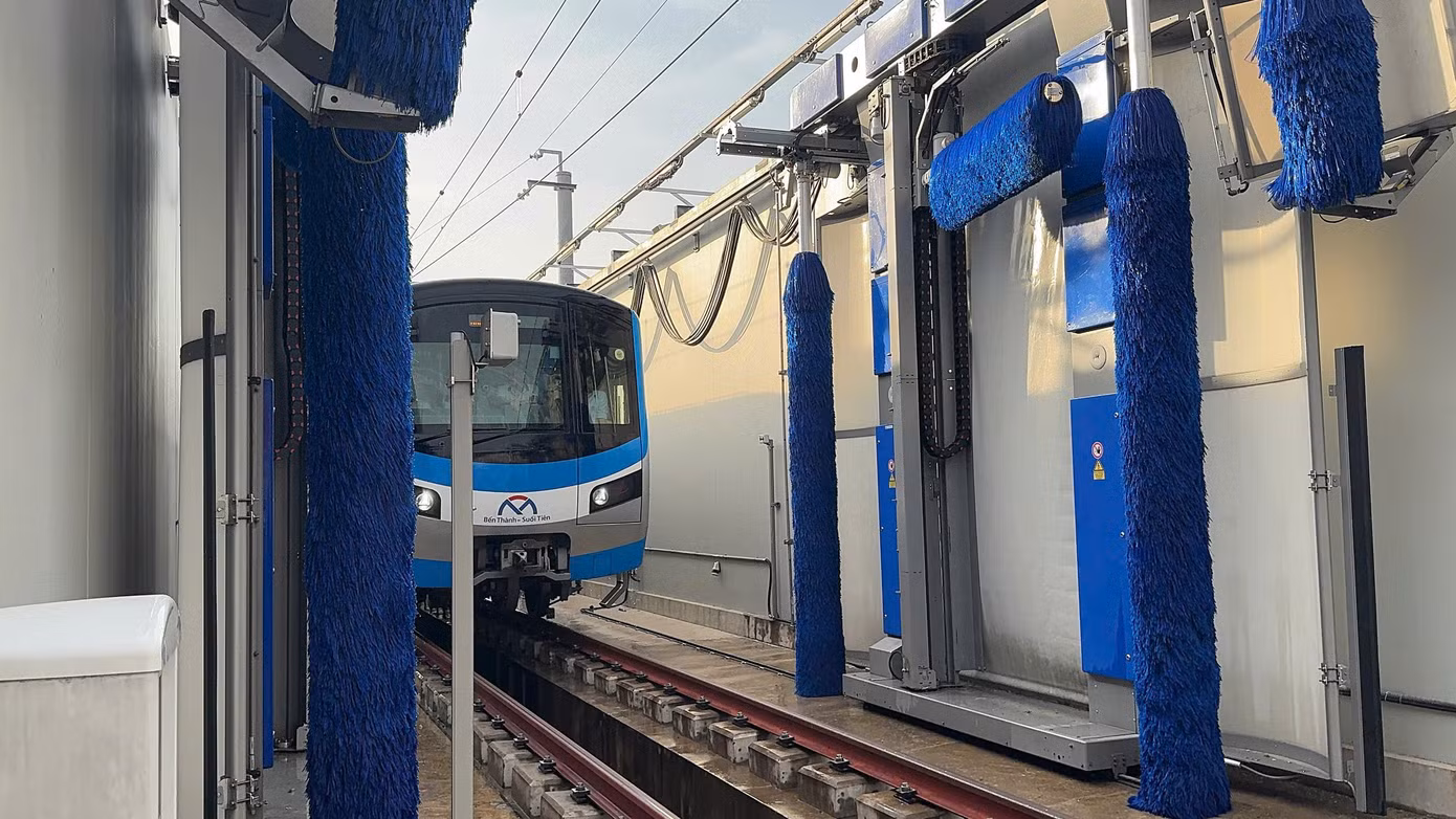 Ngoài ra, phòng máy bao gồm các thiết bị xử lý và điều khiển như bộ bơm, thiết bị định lượng, bồn thu nước, bồn chứa nước sạch, đường ống và các dụng cụ chứa chất tẩy rửa, chất chống ẩm giúp duy trì quy trình vận hành của hệ thống rửa tàu một cách ổn định và hiệu quả. Ảnh: HURC1