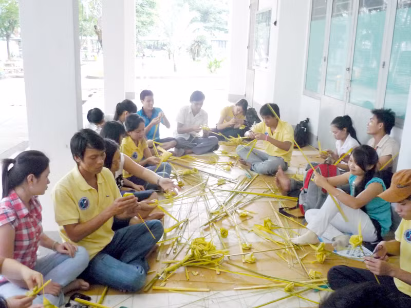 Bạn trẻ xếp lá dừa gây quỹ