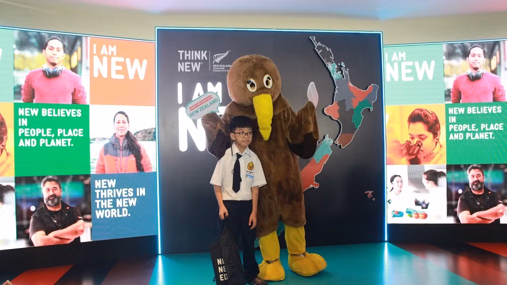 Mascot Chim Kiwi - Linh vật của New Zealand.