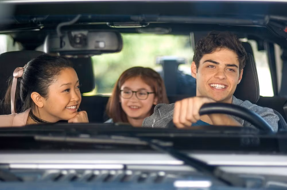 Kitty (đeo kính, ở giữa) cùng chị gái Lara Jean và "anh rể" Peter Kavinsky trong To All The Boys I've Loved Before.
