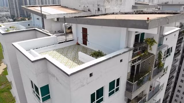 8 căn hộ trên tầng 21 chung cư Văn phòng Quốc hội Xuân Phương (quận Nam Từ Liêm) tự ý cải tạo sửa chữa mái biến sân thượng chung cư thành "sân vườn" nhà mình.