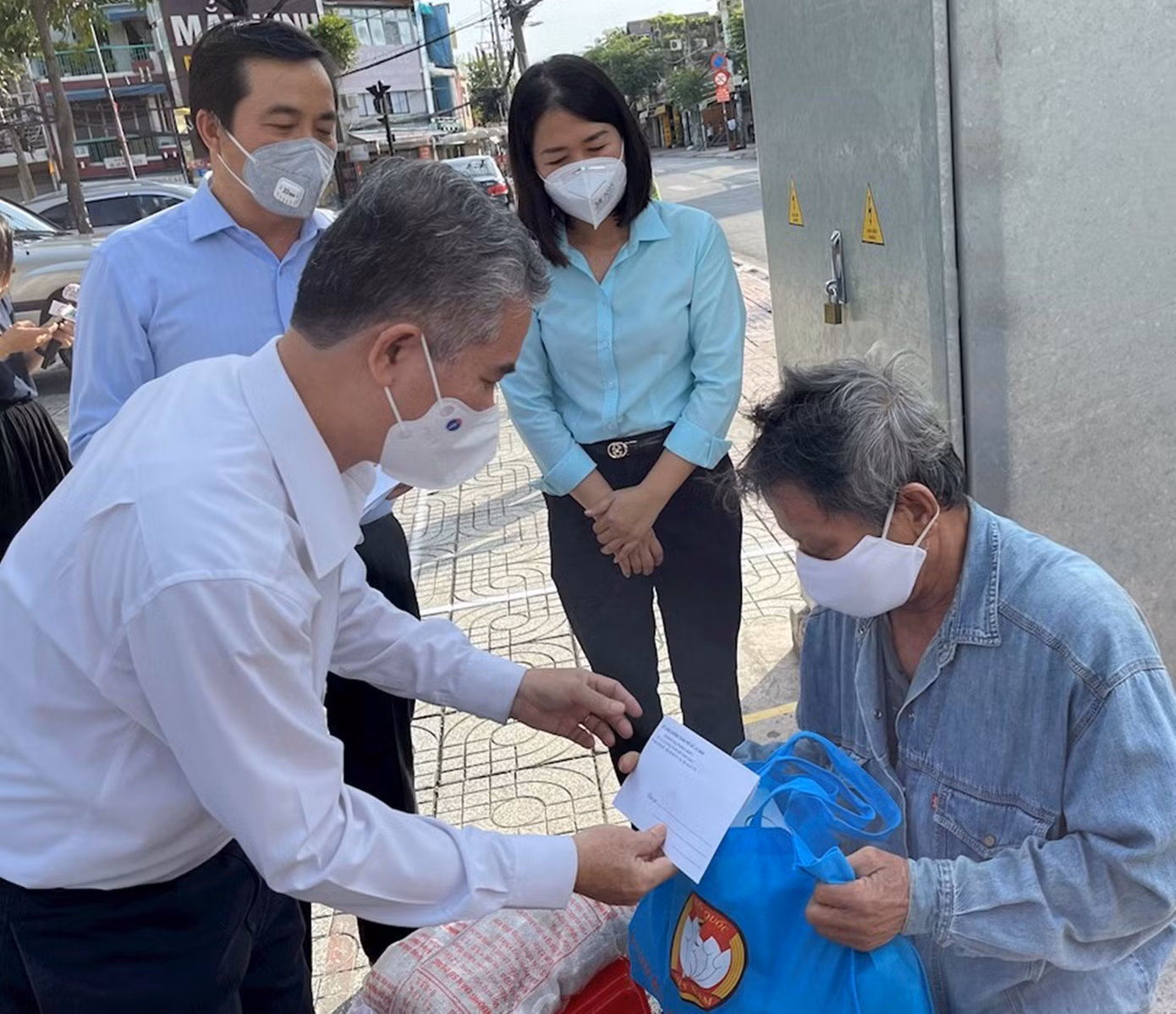 TPHCM trao túi an sinh để hỗ trợ các hộ có hoàn cảnh khó khăn trong thời gian thực hiện nghiêm ngặt các biện pháp giãn cách xã hội