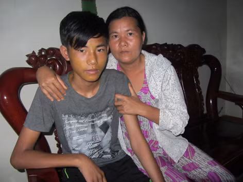Thuyền viên Hoàng Tuấn Hùng và mẹ . Thuyền viên Hoàng Tuấn Hùng và mẹ