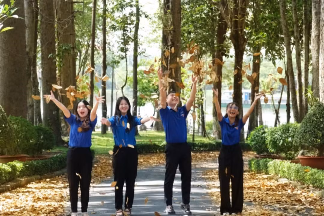 Cây thay lá tạo nên khung cảnh lãng mạn, thu hút giới trẻ đến "check in".