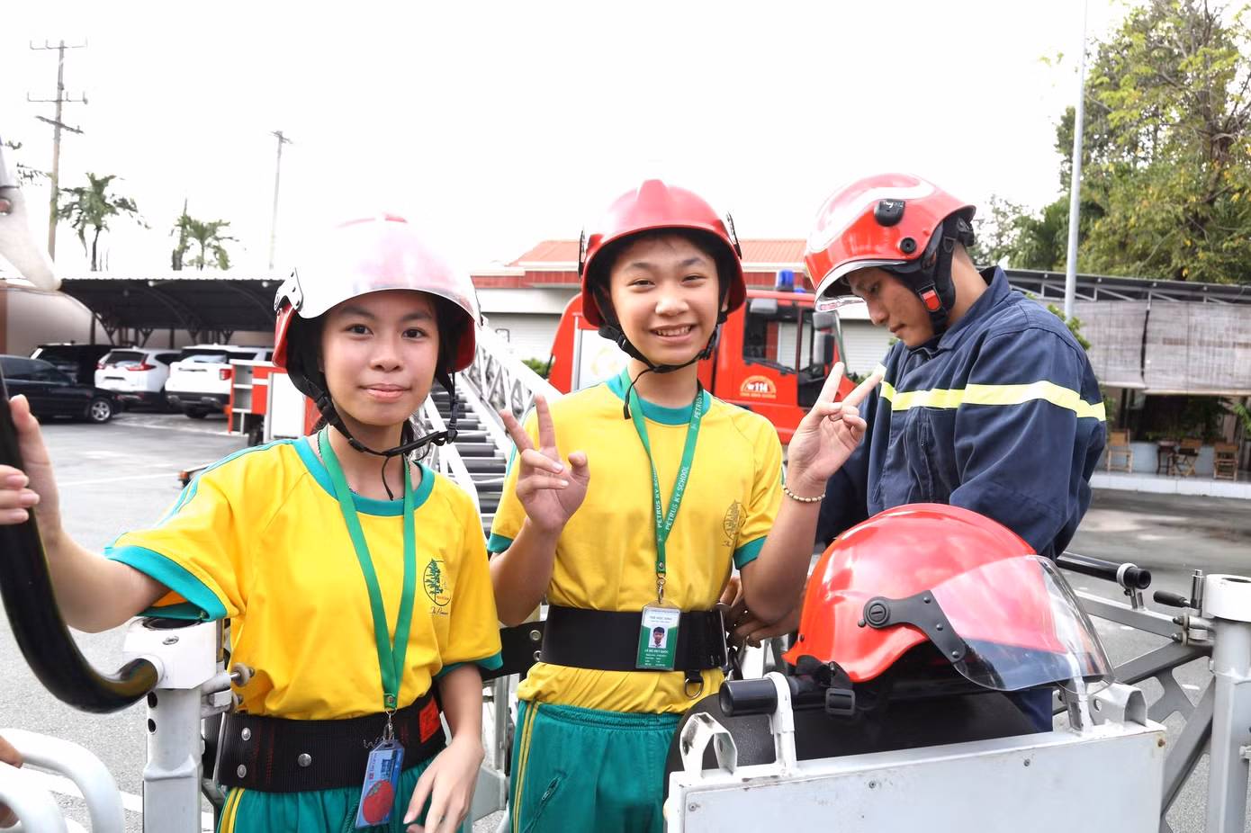 Các em học sinh thực hành các kỹ năng thoát nạn, thoát hiểm khi có sự cố cháy xảy ra như: Di chuyển thoát nạn trong môi trường có khí độc; các động tác di chuyển người bị nạn cơ bản nhất, cách bảo vệ người và đường hô hấp trong quá trình thoát nạn.