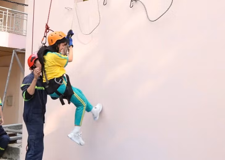 Tại chương trình trải nghiệm, các em học sinh được các cán bộ, chiến sĩ Phòng Cảnh sát phòng cháy chữa cháy và cứu nạn cứu hộ Công an tỉnh Bình Dương truyền đạt những kiến thức về phòng cháy chữa cháy, công tác phòng cháy chữa cháy; nguyên nhân gây hỏa hoạn; cấu tạo của các trang thiết bị phòng cháy chữa cháy; cách xử lý khi có cháy xảy ra và cứu hộ cứu nạn, thoát nạn trong đám cháy.
