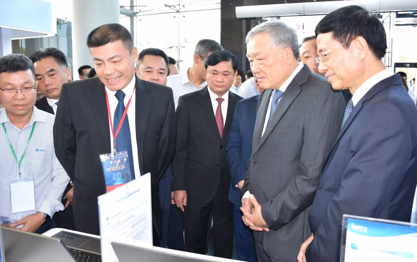 Phó Thủ tướng Thường trực Nguyễn Hòa Bình cùng các đại biểu tham quan gian trưng bày sản phẩm số tại diễn đàn