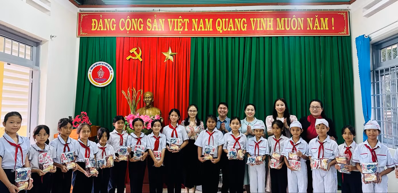 Tặng quà cho các em học sinh tại Đắk Lắk