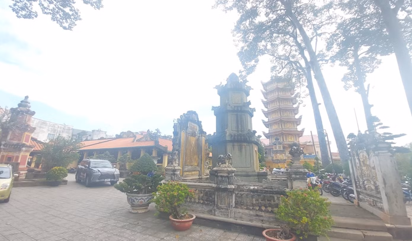 Cấu trúc chùa gồm tiền điện, chính điện, hậu tổ, giảng đường, đông lan, tây lan. Cổng chùa được đắp những hình nổi làm bằng sành sứ màu, sau này chùa còn được xây thêm tháp đựng kinh sách. Tháp khá cao và nhìn như một Tàng kinh các theo kiến trúc chùa cổ như kiểu Thiếu Lâm tự.