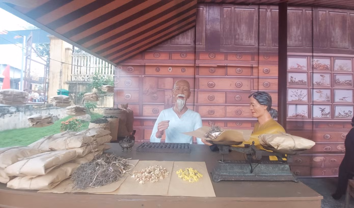 Chùa Hội Khánh là nơi cụ Phó bảng Nguyễn Sinh Sắc từng tới hoạt động, gây dựng phong trào yêu nước một thời gian khá dài (từ năm 1923-1926).
