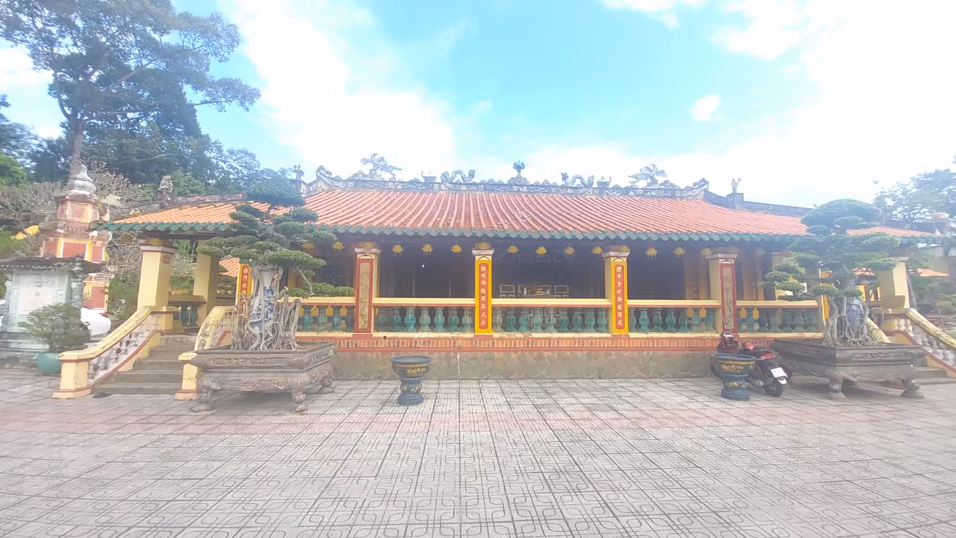 Chùa Hội Khánh là ngôi chùa cổ hàng trăm năm tuổi. Chùa do Đại Ngạn thiền sư xây dựng năm 1741 với kiến trúc kiểu Nam Bộ trùng thềm trùng lươn - tức là nối sát nhau liên tục.