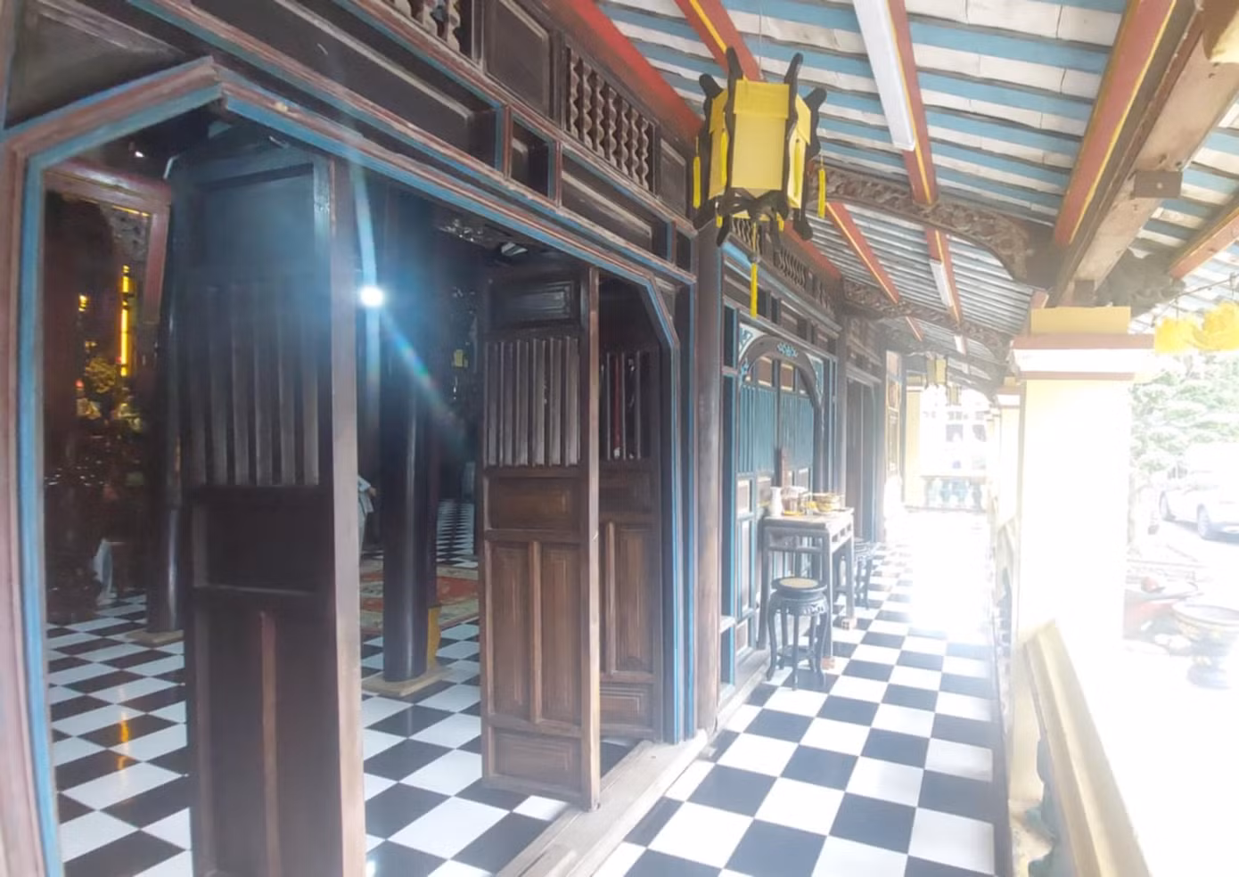 Về cấu trúc chùa gồm bốn phần chính: Tiền điện - chánh điện, giảng đường kiến trúc này có 92 cột gỗ quý, Đông lang và Tây lang chùa bố trí theo kiểu “sắp đôi” nối liền nhau với kiến trúc “trùng thềm, trùng lương”. Đây là biến tấu đặc biệt trong kiến trúc theo truyền thống chùa cổ xứ Nam Kỳ.