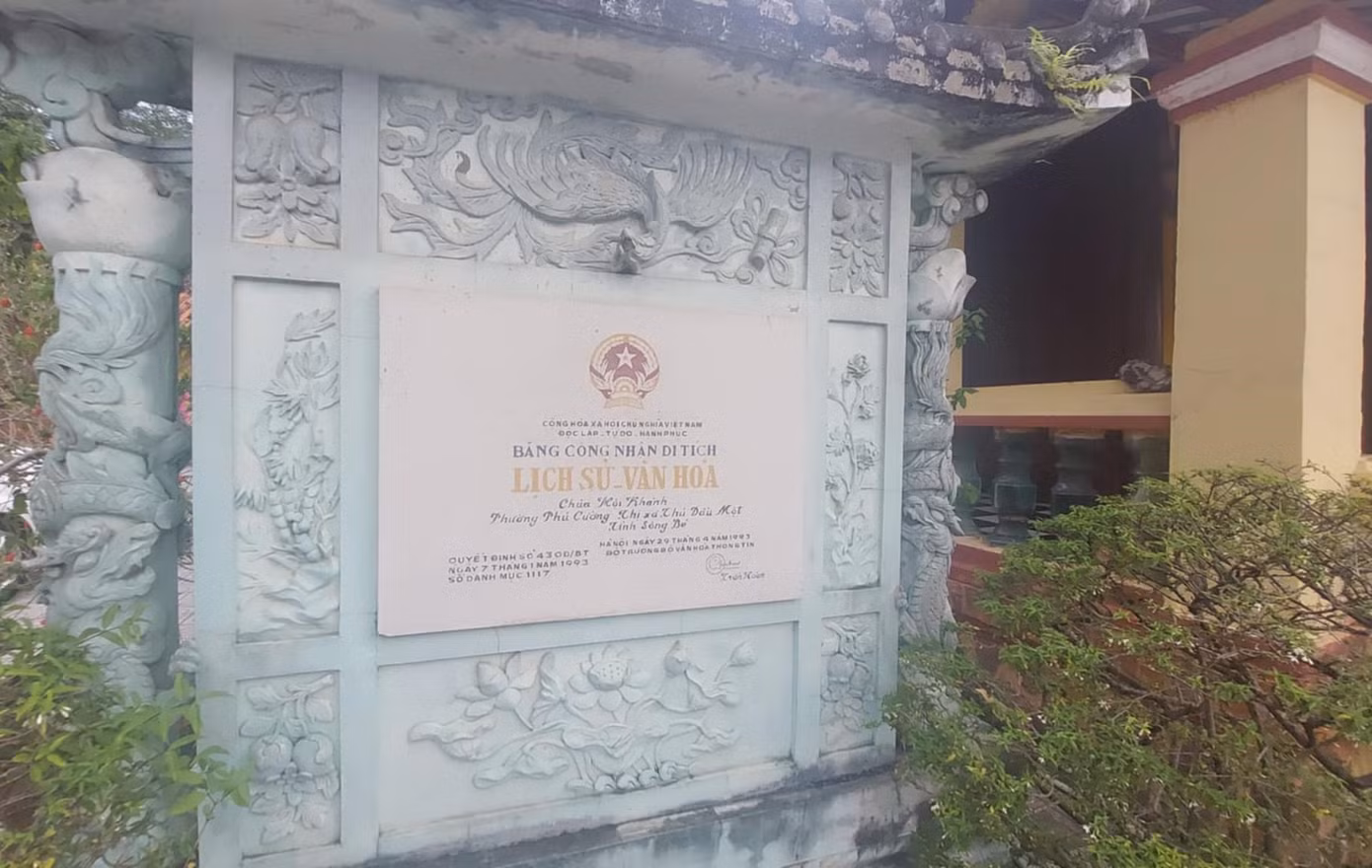Chùa Hội Khánh tọa lạc dưới chân đồi, cách trung tâm TP.Thủ Dầu Một 500 m về hướng Đông, đường Bác sĩ Yersin (phường Phú Cường) là một công trình kiến trúc tôn giáo, nghệ thuật lớn nhất Bình Dương, được công nhận di tích lịch sử - văn hóa cấp quốc gia ngày 7/1/1993.