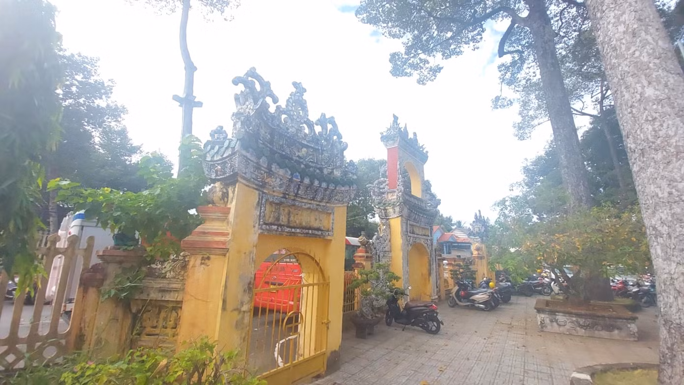 Cụ Phó bảng Nguyễn Sinh Sắc - thân sinh của Chủ tịch Hồ Chí Minh - từng đi đến nhiều nơi để tổ chức hoạt động cứu nước. Trong những tài liệu mật của mật thám Pháp ghi lại được lưu giữ trong một ngôi chùa cổ ở tỉnh Bình Dương là chùa Hội Khánh. Ngôi chùa này cũng là nơi cụ Phó bảng Nguyễn Sinh Sắc từng tới hoạt động, gây dựng phong trào yêu nước.