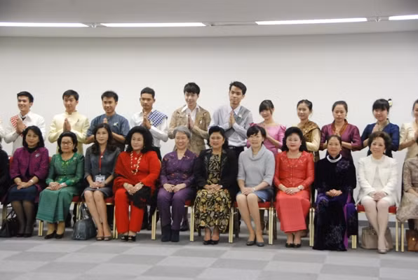 Và lần lượt chụp ảnh với các Đoàn ĐB sinh viên ASEAN