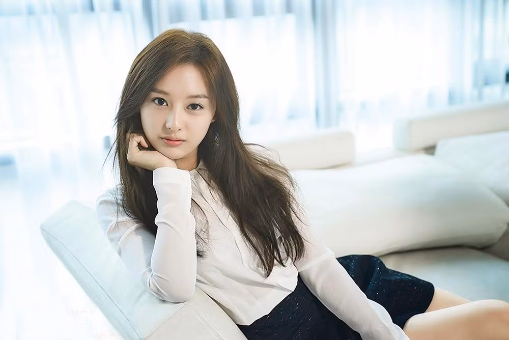 10. Kim Ji Won (SN 1992): Cô nổi tiếng với khán giả châu Á qua những tác phẩm truyền hình ăn khách như “High Kick 3”, “Người thừa kế”, “Hậu duệ Mặt trời”, “Thanh xuân vật vã” và “Biên niên sử Arthdal”. Bộ phim mới nhất của cô là “Lovestruck in the City” chiếu vào 2020 – 2021.