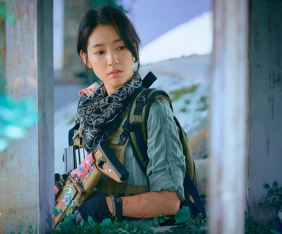 8. Park Shin Hye (SN 1990): Cô ra mắt công chúng lần đầu vào năm 2003 với vai nữ chính lúc bé trong “Nấc thang lên thiên đường”. Sau này, tên tuổi cô phủ sóng khắp châu Á qua những bộ phim như “Cô nàng đẹp trai”, “Người thừa kế”, “Điều kỳ diệu ở phòng giam số 7”, “Pinocchio”, “Doctors”, “Ký ức Alhambra”…
