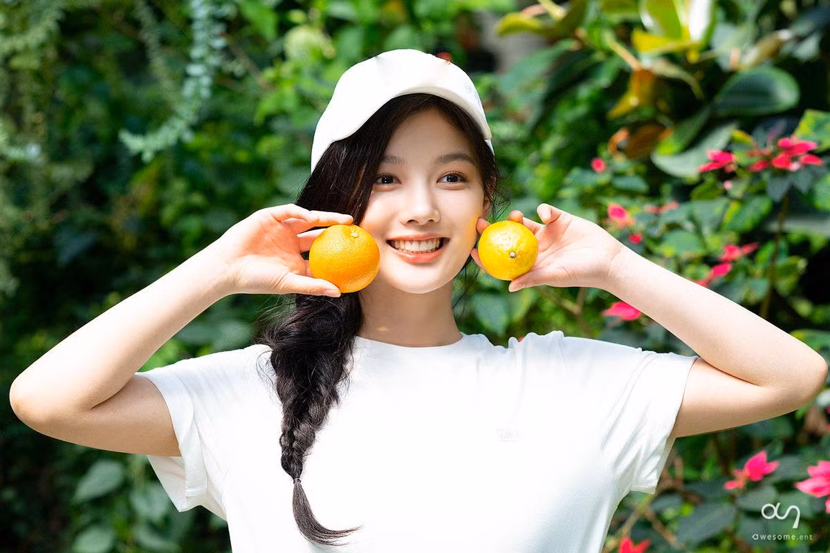 2. Kim Yoo Jung (SN 1999): Cô bắt đầu đóng phim từ năm 4 tuổi. Đến khi học lớp 5, cô đã có trong tay 13 bộ phim truyền hình và 15 bộ phim điện ảnh. Năm 2008, cô giành được giải thưởng “Nữ diễn viên nhí xuất sắc nhất” với phim “Iljimae”. Sự nổi tiếng của cô tăng vọt sau khi tham gia “Mặt trăng ôm Mặt trời” vào năm 2012. Bốn năm sau đó, cô có vai chính đầu tiên trong “Mây họa ánh trăng”. Sắp tới, cô sẽ xuất hiện trong bộ phim kinh dị - bí ẩn “The 8th Night”.