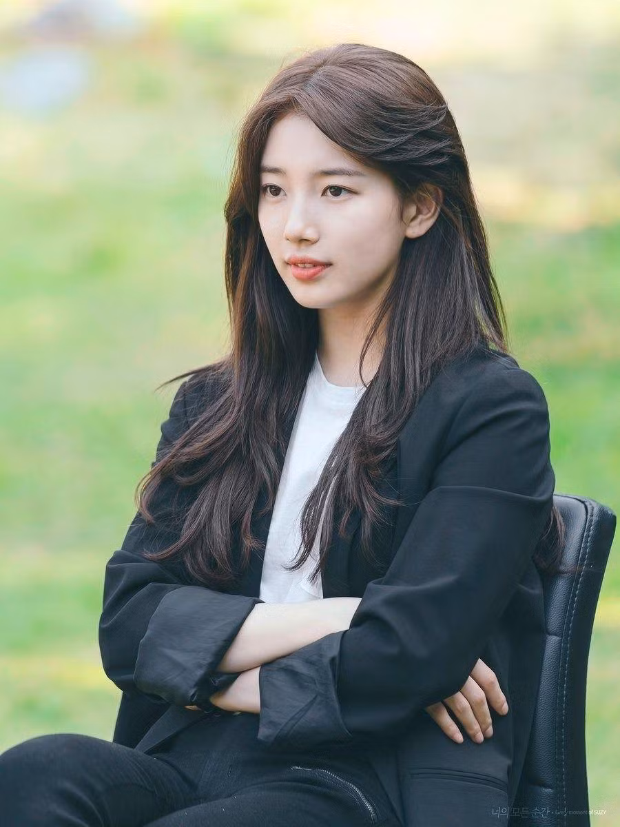 7. Bae Suzy (SN 1994): Cô xuất thân nhóm nhạc nữ Miss A thuộc JYP Entertainment, được biết đến với danh xưng “tình đầu quốc dân”. Sau khi kết thúc hợp đồng với JYP, Suzy gia nhập Management SOOP, trở thành ca sĩ solo và diễn viên. Cô nổi tiếng với “Dream High”, “Architecture 101”, “Cửu Gia Thư”, “Yêu không kiểm soát”, “Khi nàng say giấc”, “Lãng khách”…