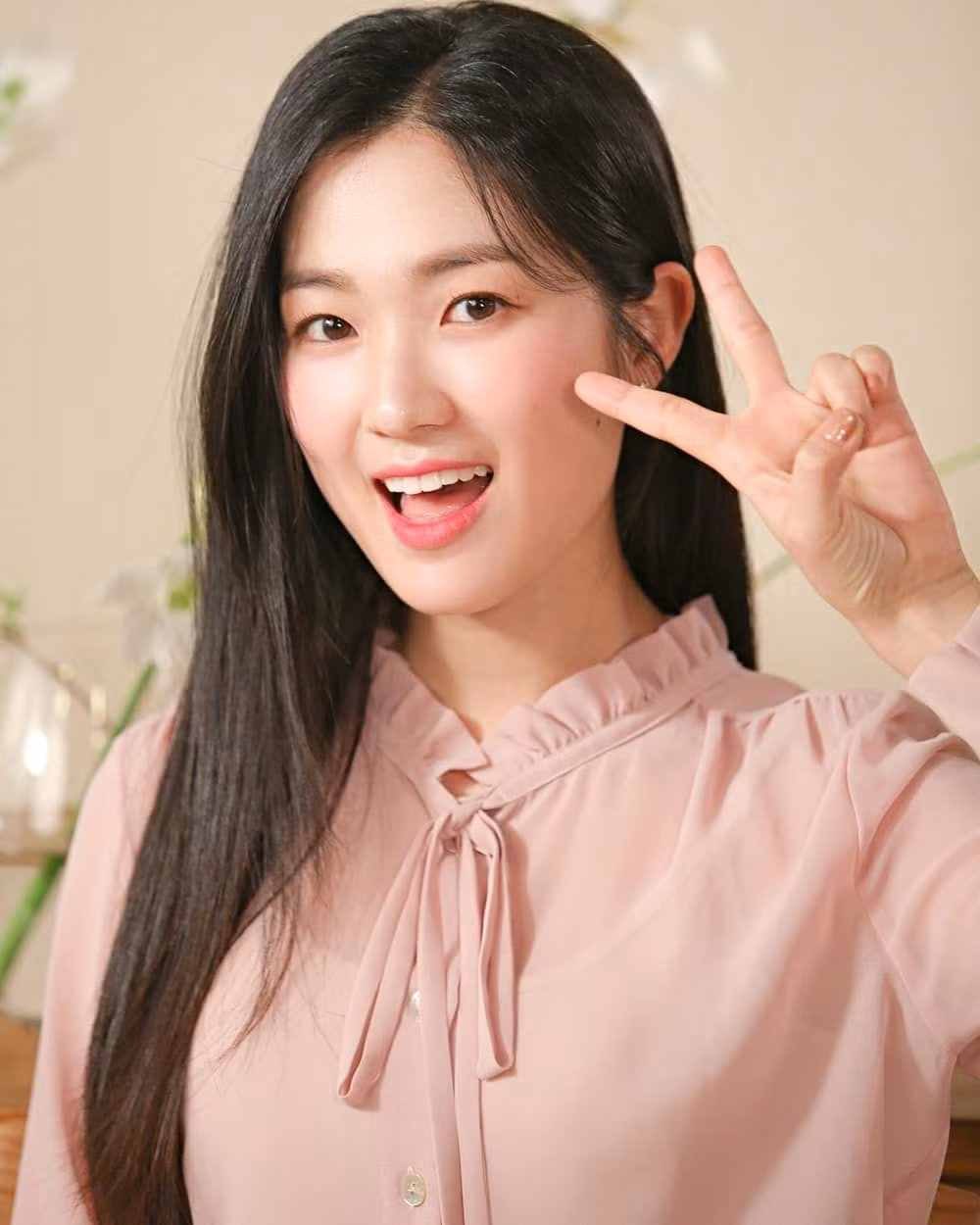3. Kim Hye Yoon (SN 1996): Cô ra mắt với tư cách là một nữ diễn viên vào năm 2013 với bộ phim truyền hình “Định mệnh hoán đổi”. Một năm sau, cô góp mặt trong “Bad Guys” rồi tạm gác công việc để chuyên tâm học hành. Năm 2019, cô trở lại trong bộ phim “Sky Castle” và giành được giải thưởng đầu tiên trong sự nghiệp, giải “Nữ diễn viên mới xuất sắc nhất” tại Baeksang Arts Awards.