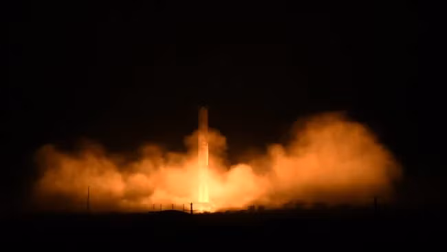Tên lửa SpaceX Falcon 9 phóng từ Cape Canaveral, bang Florida. Tên lửa này vừa bị FAA đình chỉ sau khi hạ cánh không thành công và bốc cháy. (Ảnh: Anadolu)