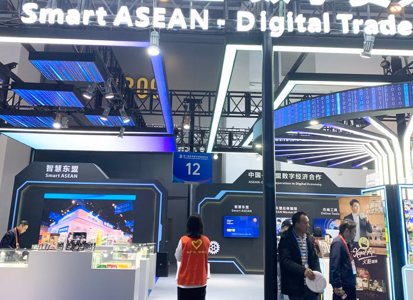 Gian hàng ASEAN thể hiện nhiều thành tựu thương mại, đầu tư và trưng bày một số mặt hàng nông sản, thu hút nhiều khách tham quan. Ảnh: Linh Nhi.