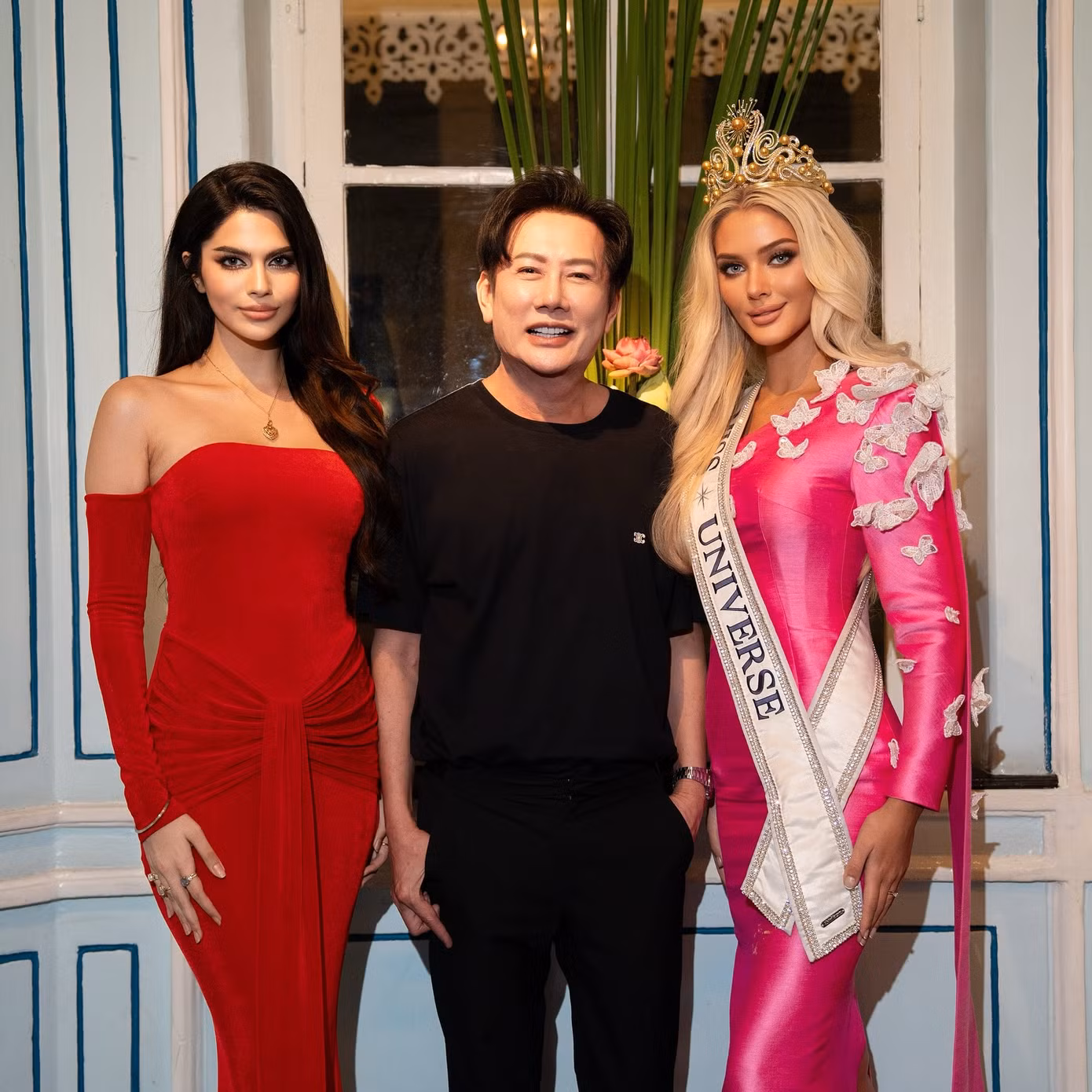 Ông Nawat bên đương kim Hoa hậu Hòa bình Quốc tế Rachel Gupta và đương kim Hoa hậu Hoàn vũ Victoria Kjær Theilvig.
