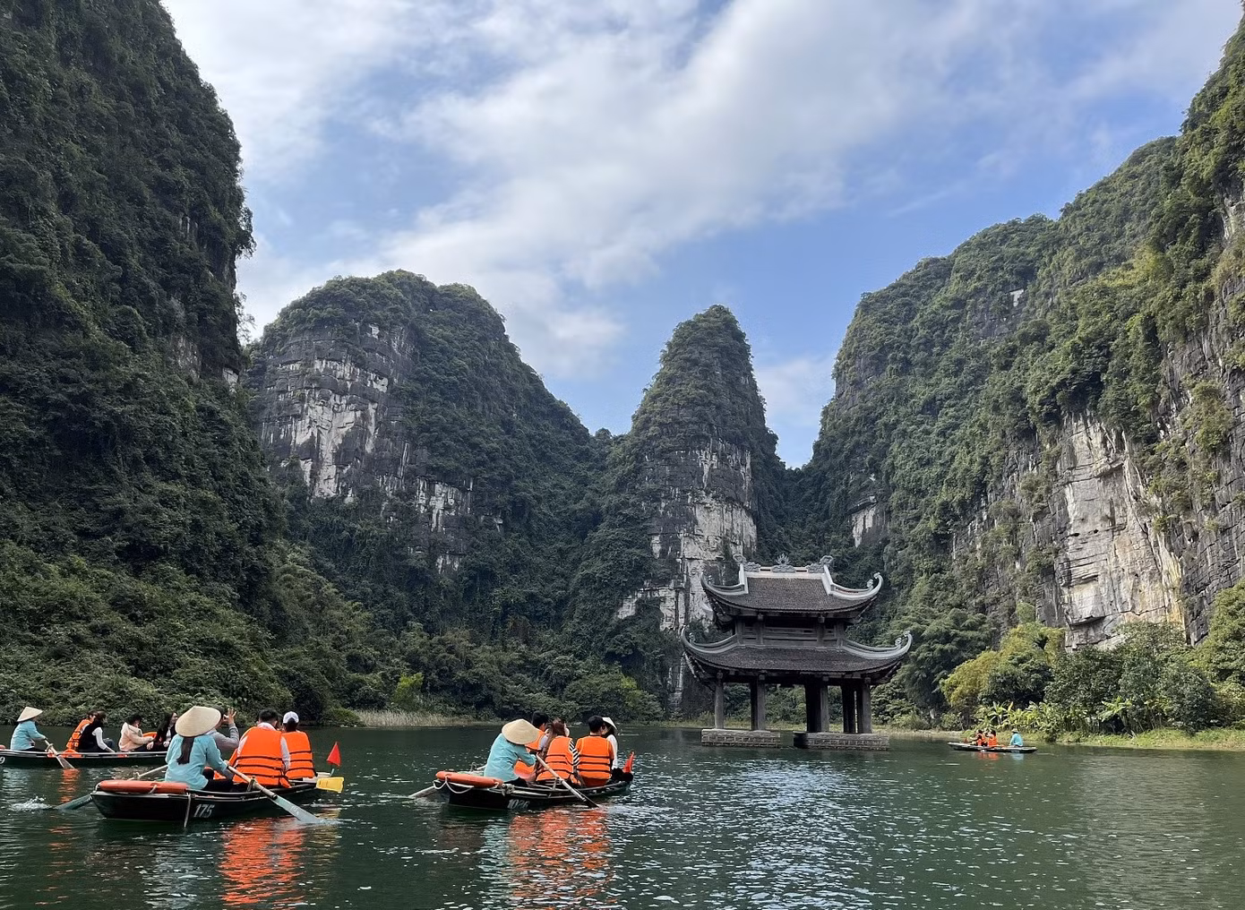 Quốc hội, Chính phủ đã có những chính sách cởi mở, thông thoáng tạo điều kiện cho khách nước ngoài vào Việt Nam.