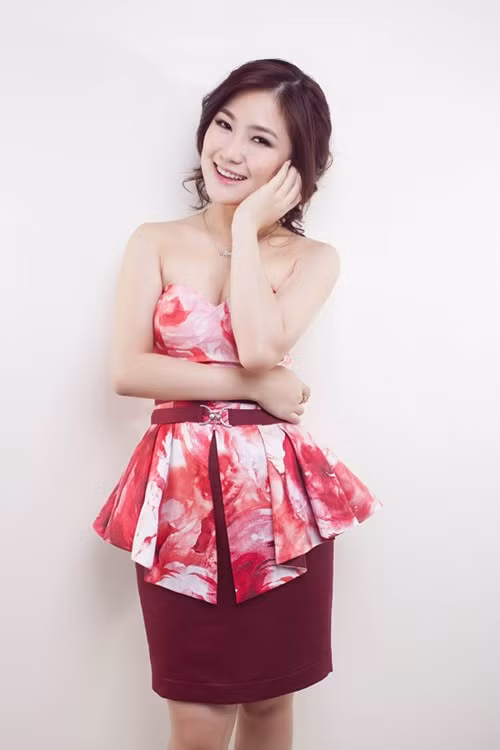 Kiểu đầm peplum giúp che phần bụng nhưng rõ ràng không hợp với tuổi teen của Hương Tràm