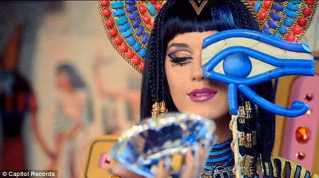 Katy Perry trổ tài múa cột điêu luyện ảnh 11
