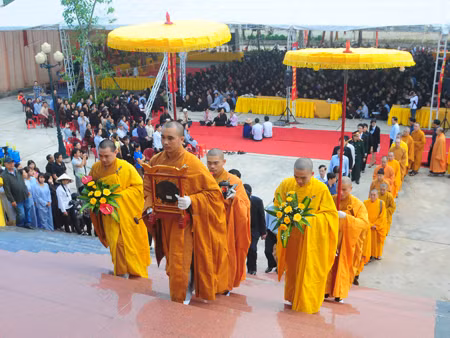 Các Tăng ni, Phật tử tiến vào hội trường chuẩn bị cho lễ cầu siêu. Ảnh: Tuấn Nguyễn