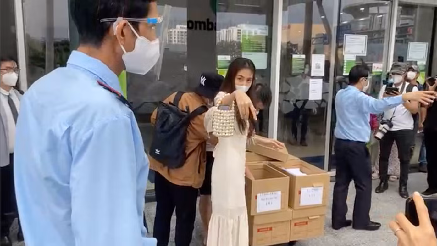Bảo vệ liên tục nhắc nhở những người quay phim chụp ảnh không được phép trong buổi livestream sao kê của Thủy Tiên (09/2021)