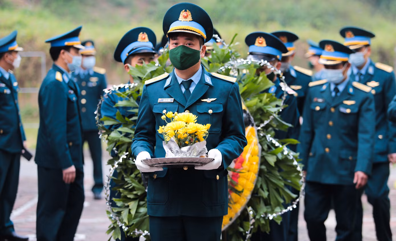 Đồng đội cùng gia đình đưa Thiếu tá Trần Ngọc Duy về quê hương
