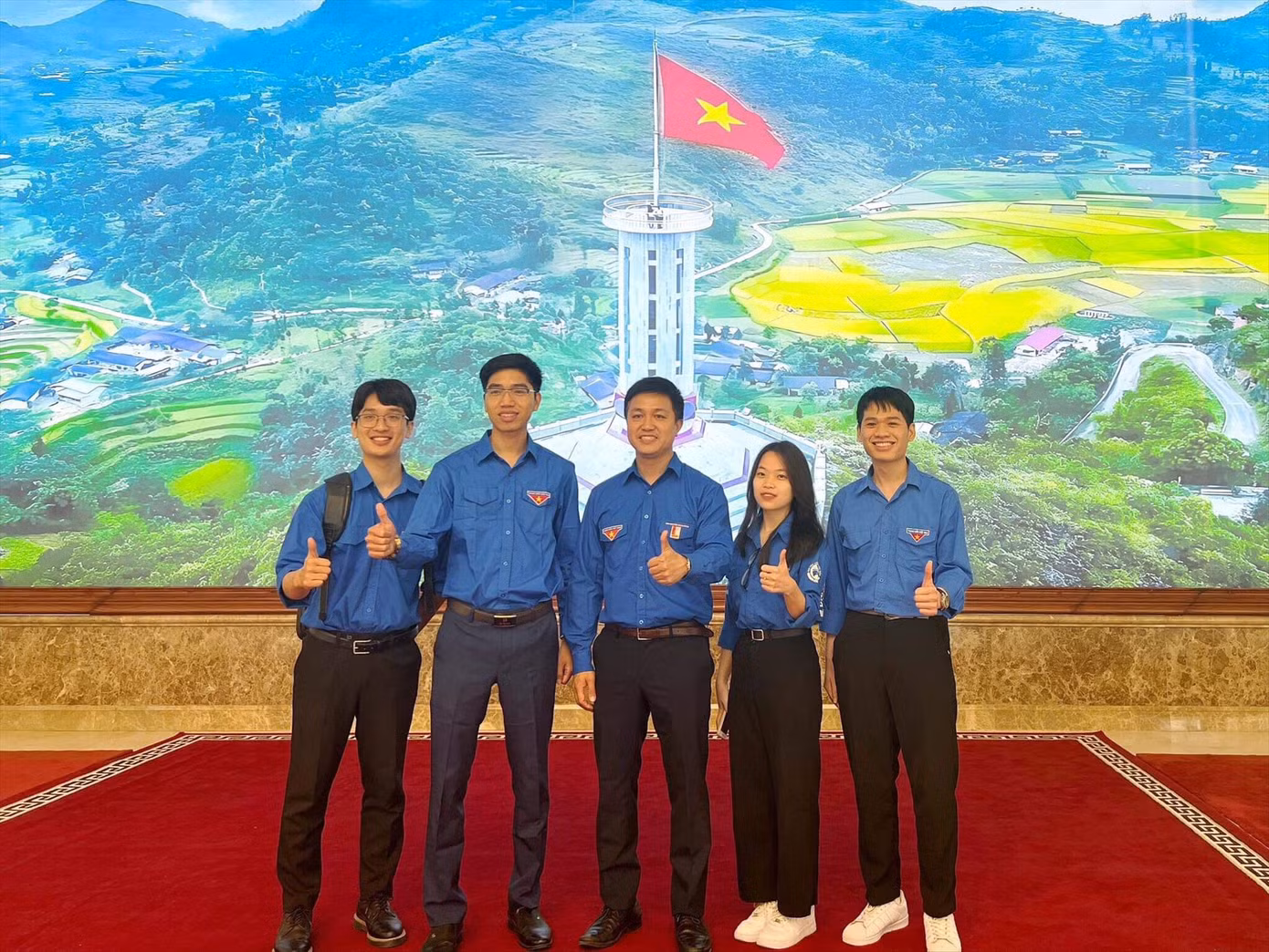 Thanh Thư (thứ 2, từ phải sang) từng nhiều lần khoác màu áo xanh tham gia tình nguyện vì cộng đồng