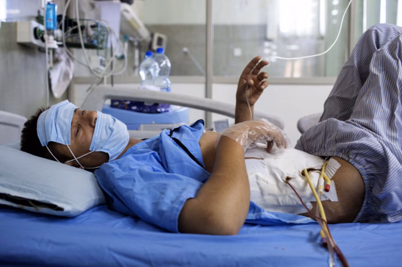 Một người đàn ông bán thận trên giường mổ. Một người đàn ông bán thận trên giường mổ.